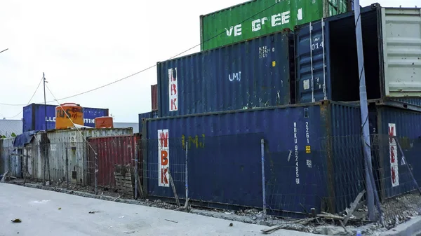 JAKARTA, INDONÉSIA, JUNHO 18 2019: Caixa de contêineres do navio de carga para exportação de importação. No porto de Sunda Kelapa sobre o conceito logístico — Fotografia de Stock