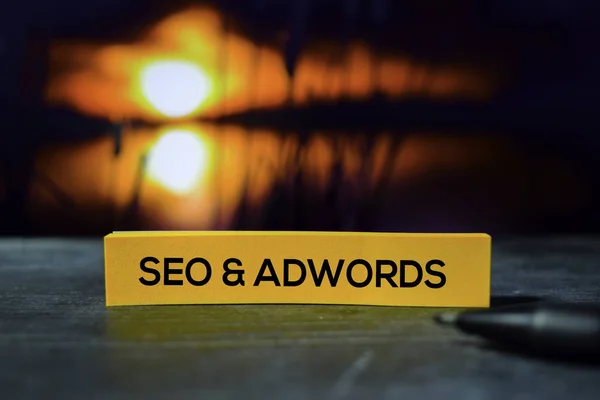 Seo & Adwords en las notas adhesivas con fondo bokeh — Foto de Stock