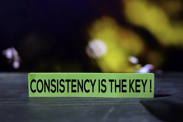 Consistentie is de sleutel op de plaknotities met bokeh achtergrond — Stockfoto