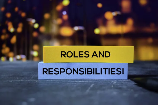 ¡Roles y responsabilidades! en las notas adhesivas con fondo bokeh — Foto de Stock