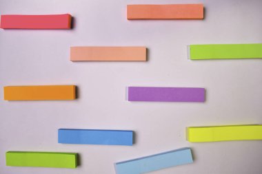 Beyaz arkaplanda izole edilmiş farklı renkli kağıt sayfaları koleksiyonu