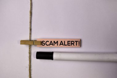 Scam Uyarısı! beyaz arka plan üzerinde izole yapışkan notlar üzerinde.