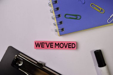 Beyaz arka planda izole edilmiş yapışkan notlara geçtik.