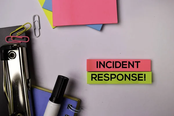 Incident Response! op kleverige nota's geïsoleerd op witte achtergrond. — Stockfoto