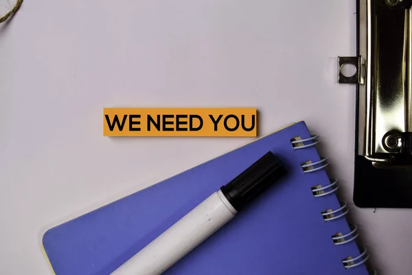 Precisamos de você em notas pegajosas isoladas no fundo branco . — Fotografia de Stock