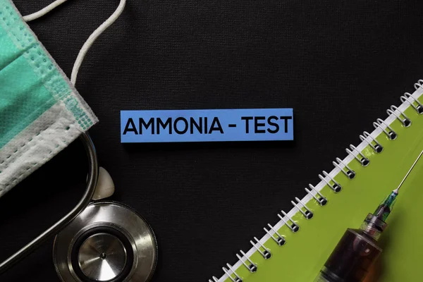 Amoniaco - Prueba en la parte superior ver mesa negra con muestra de sangre y Salud / concepto médico . — Foto de Stock