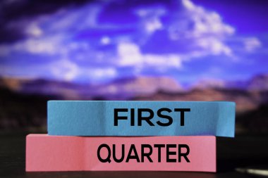 Bokeh arka plan ile yapışkan notlar İlk Çeyreğinde