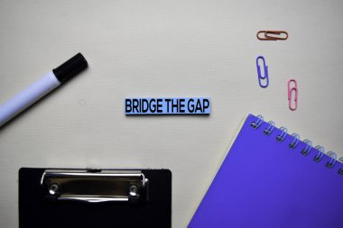 Office desk konseptiyle yapışkan notlarla Gap metnini kapatın