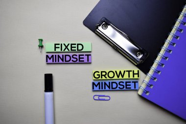 Ofis masası kavramı ile yapışkan notlar üzerinde Sabit Mindset veya Büyüme Mindset metin