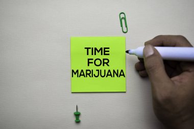 Ofis masası kavramı ile yapışkan notlar üzerinde Marijuana metin için Zaman