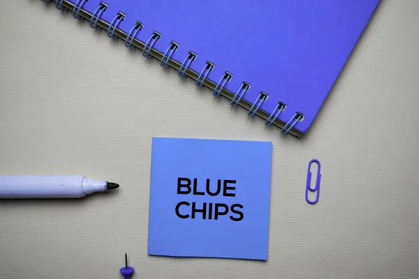 사무실 책상 개념스티커 메모에 블루 칩 텍스트 — 스톡 사진