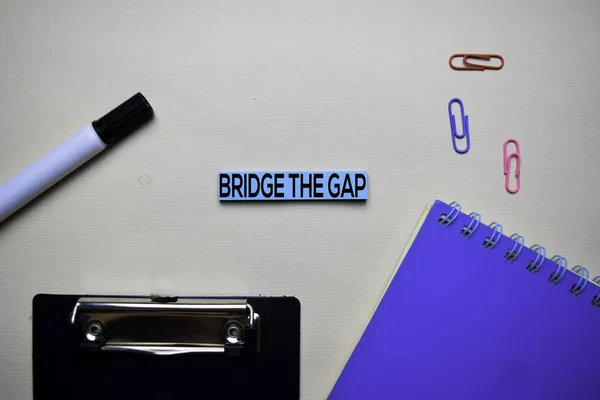 Bridge the gap Text op Sticky Notes met Office Desk concept — Stockfoto