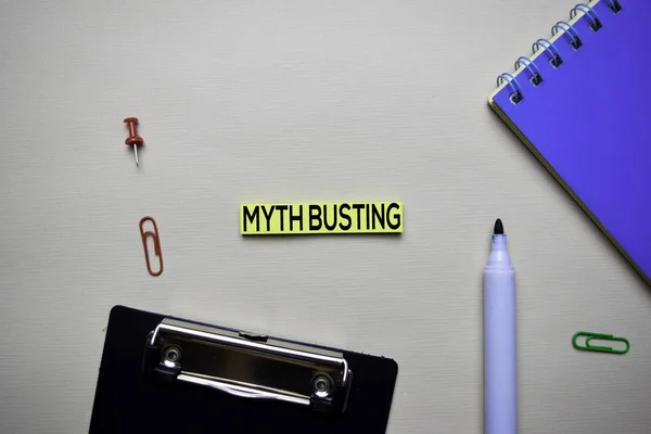 Myht Busting texto en notas adhesivas con concepto de escritorio de oficina —  Fotos de Stock