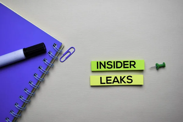 Insider Leaks текст на липких заметках с офисным столом. Концепция фондового рынка — стоковое фото