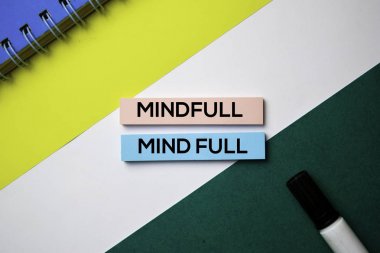 Office desk konsepti ile yapışkan notlar mindfull veya Mind Tam metin