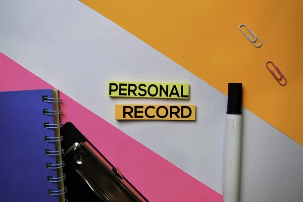 Testo del record personale su appunti appiccicosi con concetto di scrivania ufficio a colori — Foto Stock