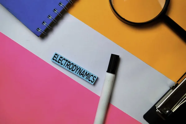 Elettrodinamica testo su appunti appiccicosi con concetto di scrivania ufficio a colori — Foto Stock