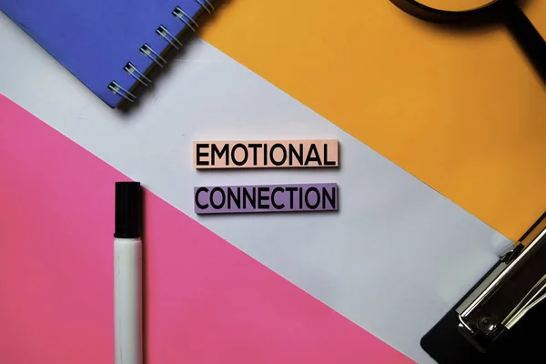 Testo di collegamento emotivo su appunti adesivi con concetto di scrivania per ufficio a colori — Foto Stock