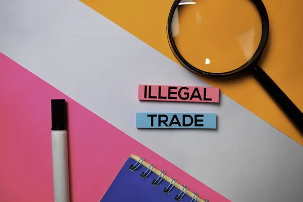 Texto de Comercio Ilegal en notas adhesivas con concepto de escritorio de oficina de color — Foto de Stock