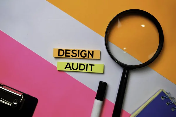 Design Audit text on sticky notes with color office desk concept — Stock Photo, Image