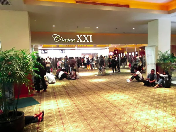 BEKASI, AVA OCCIDENTALE, INDONESIA. 5 luglio 2019: persone non riconosciute nel cinema XXI all'interno di un centro commerciale. XXI Cinemas è la più grande catena cinematografica in Indonesia . — Foto Stock