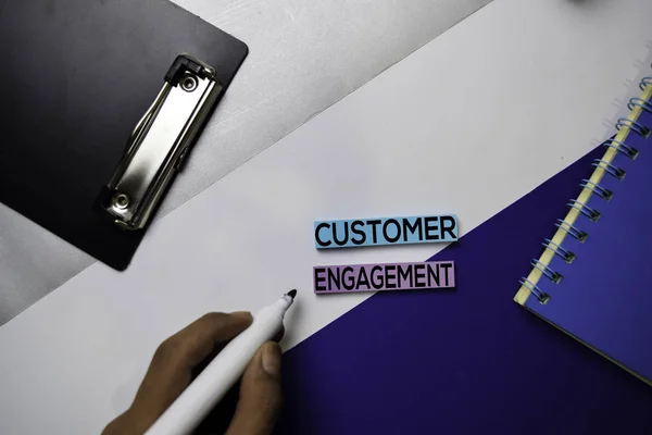 Customer Engagement-text på fästisar med Color Office Desk Concept — Stockfoto