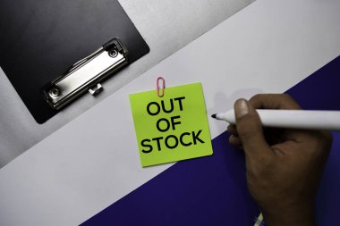 Renk ofis masası konsepti ile yapışkan notlar üzerinde Stok metin Out of