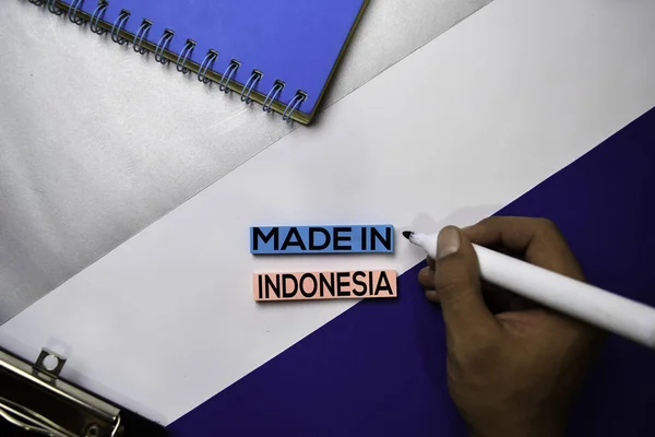 Made in Indonesia tekst na kartkach z koncepcją kolorowego biurka — Zdjęcie stockowe