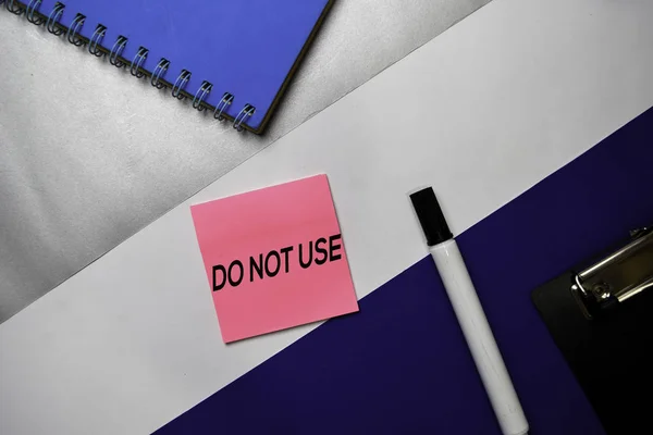 Ne használja a ragadós cetlik szöveget a színes irodai íróasztal koncepció — Stock Fotó