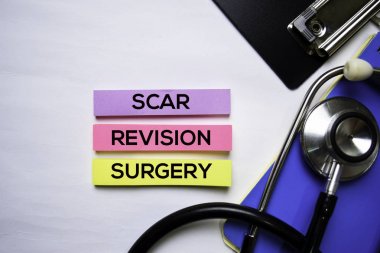 Beyaz arka plan üzerinde izole üst görünümde Skar Revizyon Cerrahisi metin. Sağlık / Tıp kavramı