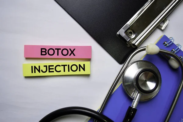 Botox Inyección de texto en vista superior aislado sobre fondo blanco. Salud / Concepto médico — Foto de Stock