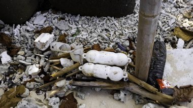 Lampung, Endonezya, Temmuz 2019 : Kirli deniz kumlu kıyı Deniz. Çevre kirliliği. Ekolojik sorun - Plajda kirlilik ve çöp