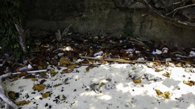 Lampung, Endonezya, Temmuz 2019 : Kirli deniz kumlu kıyı Deniz. Çevre kirliliği. Ekolojik sorun - Plajda kirlilik ve çöp