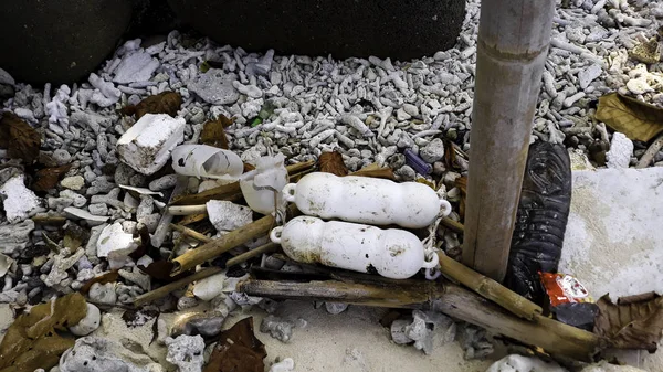 Lampung, Endonezya, Temmuz 2019 : Kirli deniz kumlu kıyı Deniz. Çevre kirliliği. Ekolojik sorun - Plajda kirlilik ve çöp