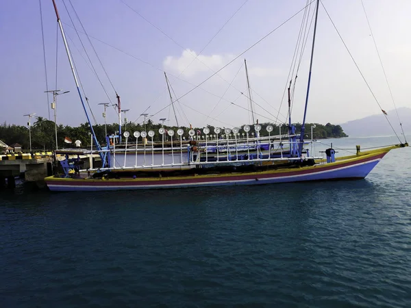 LAMPUNG, INDONÉSIA, JULHO 17 2019: Barco tradicional de madeira à vela no estacionamento aquático no porto em férias de verão em Lampung, Indonésia — Fotografia de Stock