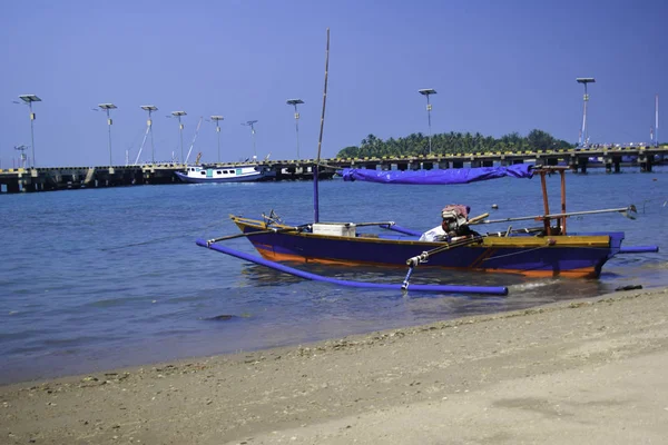 Traditional sailing wooden boat on the water parking at the harbour in summer holiday in Lampung, Indonesia — Stock Photo, Image