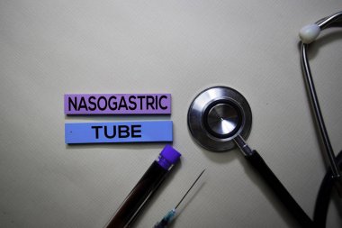 Yapışkan Notlar nazogastrik tüp metin. Ofis masasında izole üst görünüm. Sağlık / Tıp kavramı