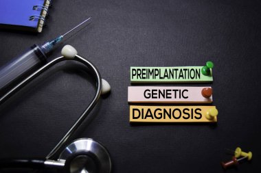 Yapışkan Notlar Preimplantasyon Genetik Tanı metin. Üst görünüm siyah arka planda yalıtılmış. Sağlık / Tıp kavramı