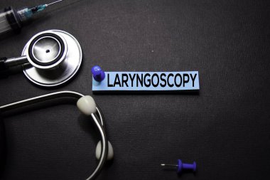 Yapışkan Notlar'daki laringoskopi metni. Üst görünüm siyah arka planda yalıtılmış. Sağlık / Tıp kavramı