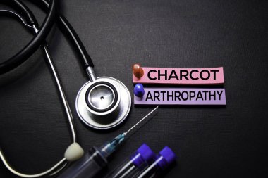 Yapışkan Notlar charcot Artroppathy metin. Üst görünüm siyah arka planda yalıtılmış. Sağlık / Tıp kavramı