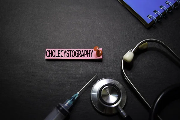 Cholecystografie tekst op Sticky Notes. Bovenaanzicht geïsoleerd op zwarte achtergrond. Gezondheidszorg/medisch concept — Stockfoto