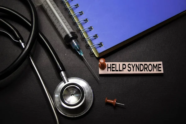 Texto del Síndrome HELLP en Sticky Notes. Vista superior aislada sobre fondo negro. Salud / Concepto médico —  Fotos de Stock