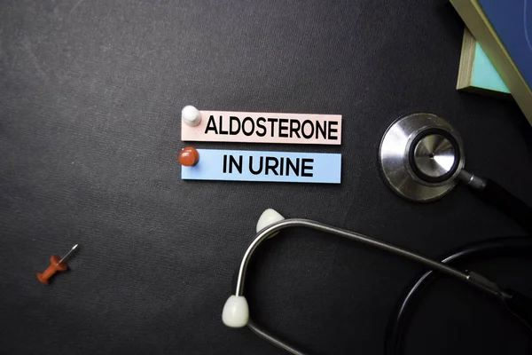 Aldosterone In Orine text on Sticky Notes (en inglés). Vista superior aislada sobre fondo negro. Salud / Concepto médico —  Fotos de Stock