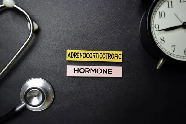 Adrenocorticotrope hormoon tekst op Sticky Notes. Bovenaanzicht geïsoleerd op zwarte achtergrond. Gezondheidszorg/medisch concept — Stockfoto