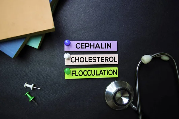 Cephalin Colesterol Floculation text on Sticky Notes (en inglés). Vista superior aislada sobre fondo negro. Salud / Concepto médico — Foto de Stock