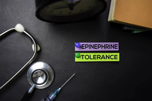 Epinefrine tolerantie tekst op Sticky Notes. Bovenaanzicht geïsoleerd op zwarte achtergrond. Gezondheidszorg/medisch concept — Stockfoto