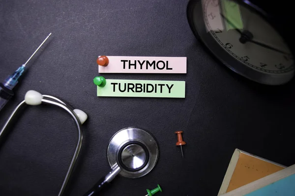 Thymol Turbidity text on Sticky Notes. Vista superior aislada sobre fondo negro. Salud / Concepto médico — Foto de Stock