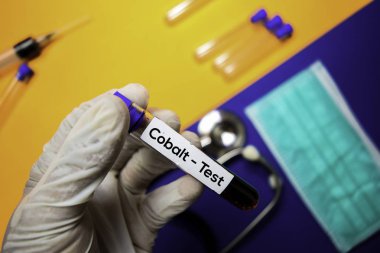 Kobalt-kan numunesi ile test. Renk arka planda izole üst görünüm. Sağlık/tıbbi konsept