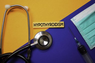Yapışkan notlarda hipotiroidi metni. Renk arka planda izole üst görünüm. Sağlık/tıbbi konsept