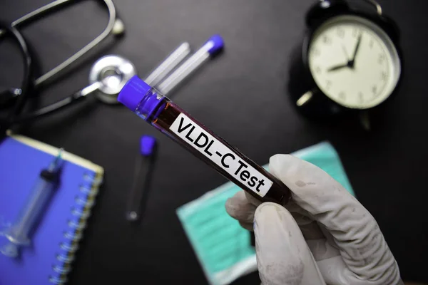 VLDL-C - Test con campione di sangue. Vista dall'alto isolata su sfondo nero. Sanità / Concetto medico — Foto Stock